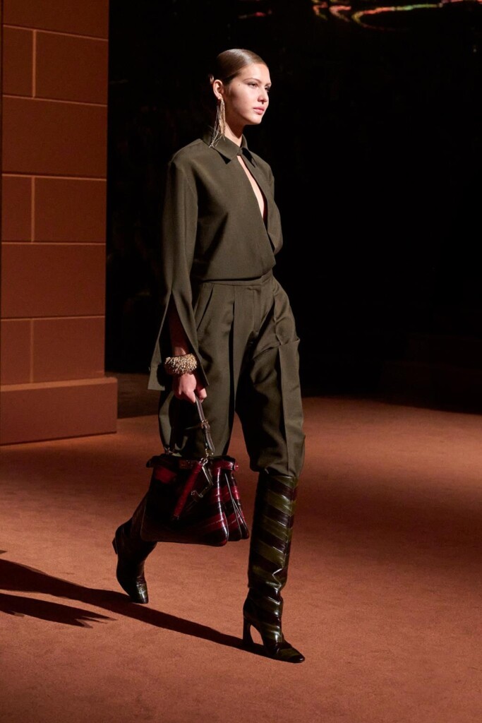 fendi donna nuova collezione sfilata milano moda donna per celebrare i 100 anni della maison italiana autunno inverno