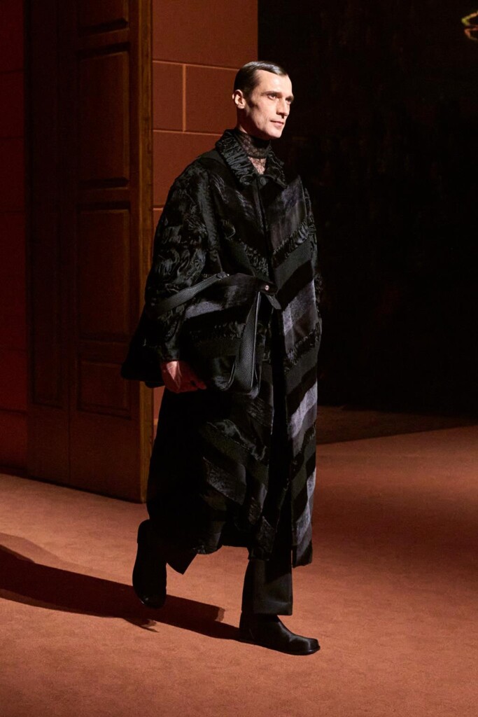 fendi donna nuova collezione sfilata milano moda donna per celebrare i 100 anni della maison italiana autunno inverno