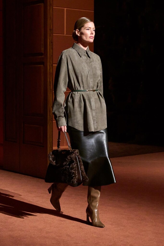 fendi donna nuova collezione sfilata milano moda donna per celebrare i 100 anni della maison italiana autunno inverno
