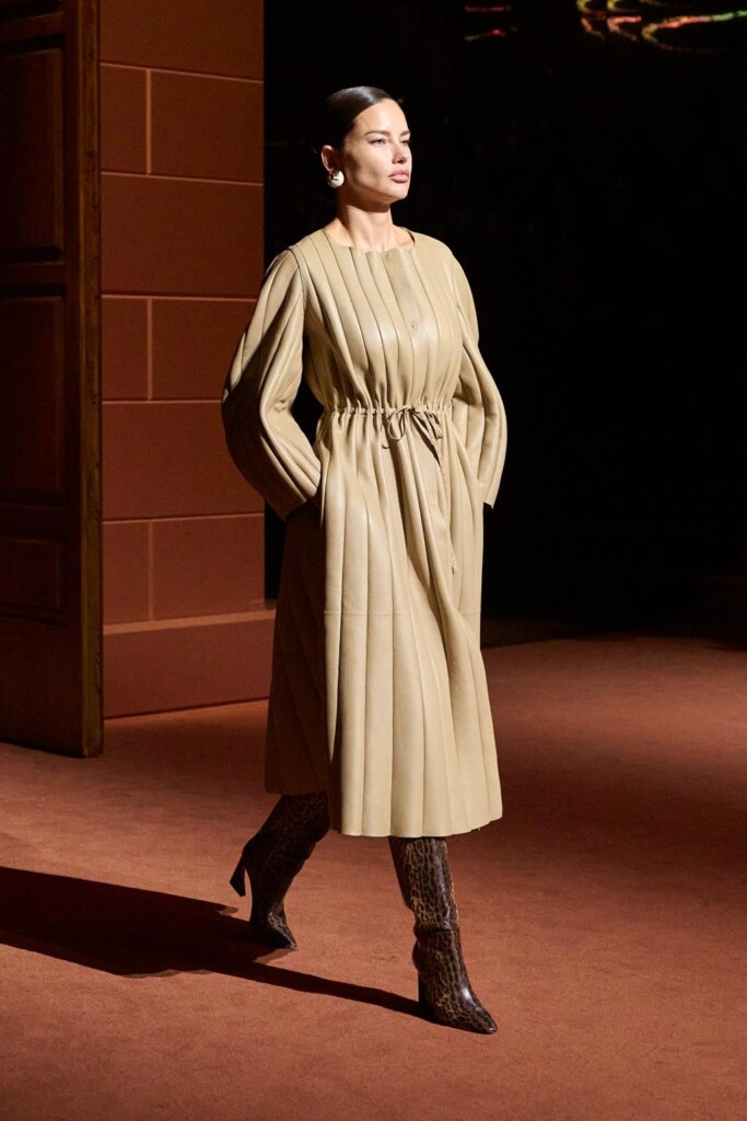 fendi donna nuova collezione sfilata milano moda donna per celebrare i 100 anni della maison italiana autunno inverno