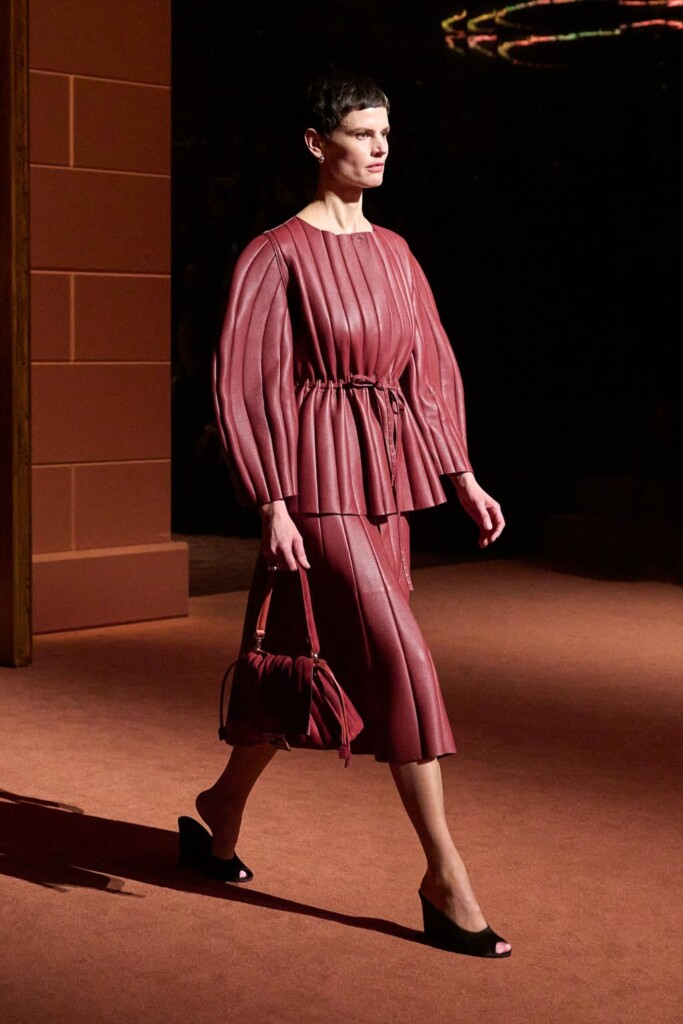 fendi donna nuova collezione sfilata milano moda donna per celebrare i 100 anni della maison italiana autunno inverno