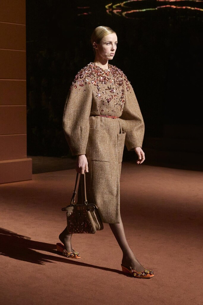 fendi donna nuova collezione sfilata milano moda donna per celebrare i 100 anni della maison italiana autunno inverno