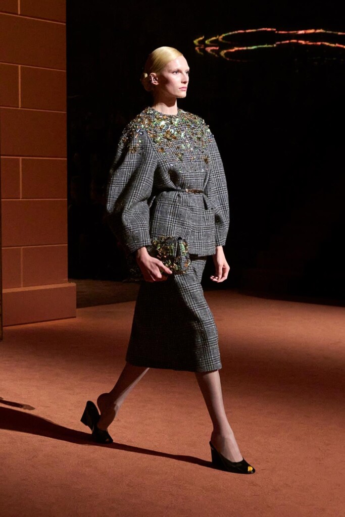 fendi donna nuova collezione sfilata milano moda donna per celebrare i 100 anni della maison italiana autunno inverno