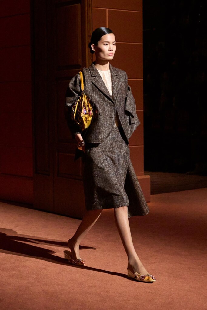 fendi donna nuova collezione sfilata milano moda donna per celebrare i 100 anni della maison italiana autunno inverno