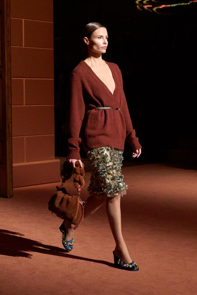 fendi donna nuova collezione sfilata milano moda donna per celebrare i 100 anni della maison italiana autunno inverno