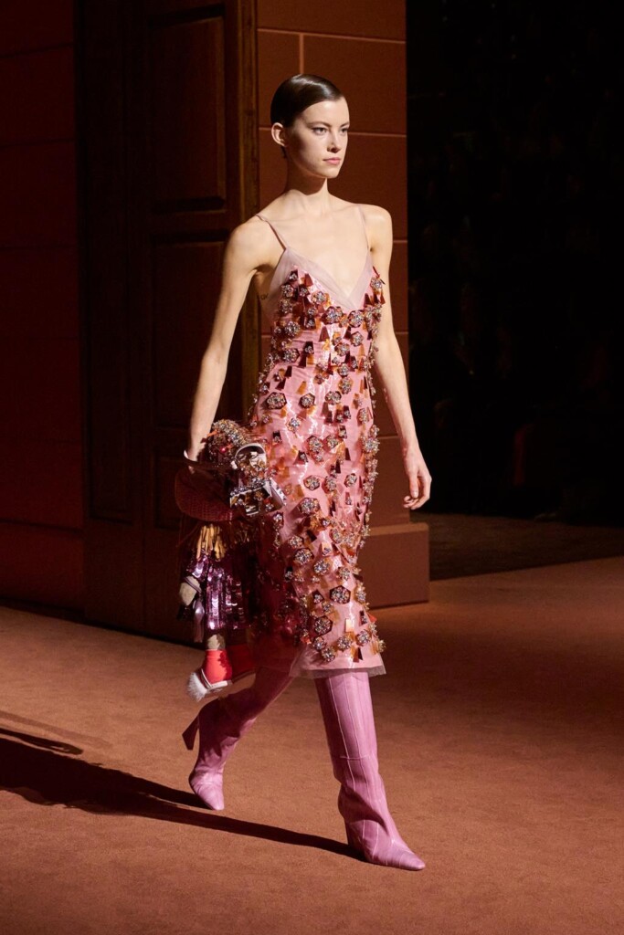fendi donna nuova collezione sfilata milano moda donna per celebrare i 100 anni della maison italiana autunno inverno