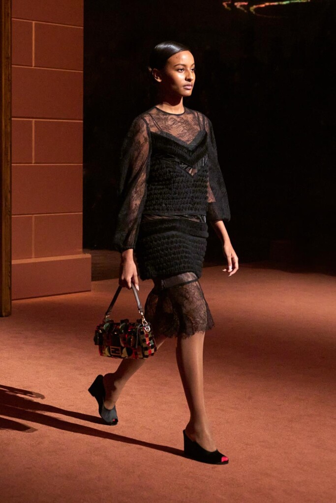 fendi donna nuova collezione sfilata milano moda donna per celebrare i 100 anni della maison italiana autunno inverno