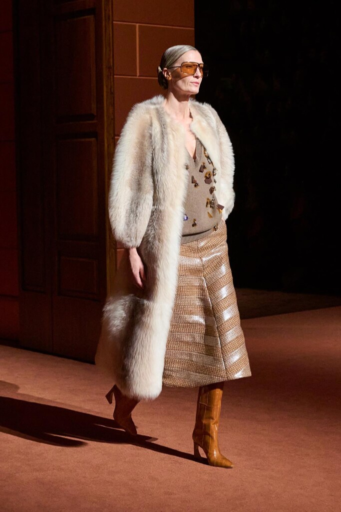 fendi donna nuova collezione sfilata milano moda donna per celebrare i 100 anni della maison italiana autunno inverno
