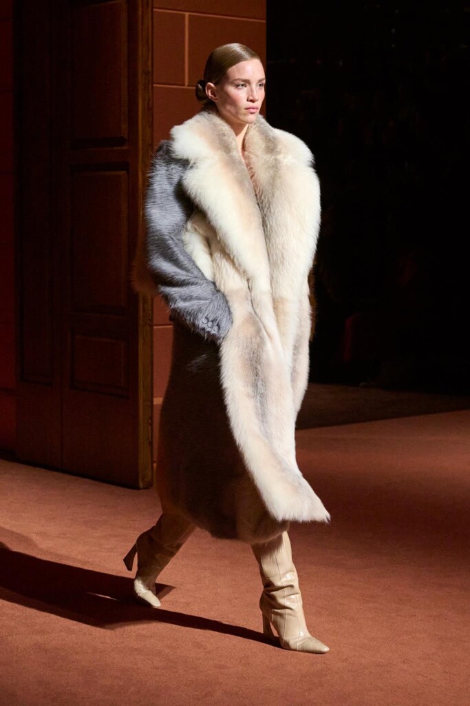 fendi donna nuova collezione sfilata milano moda donna per celebrare i 100 anni della maison italiana autunno inverno