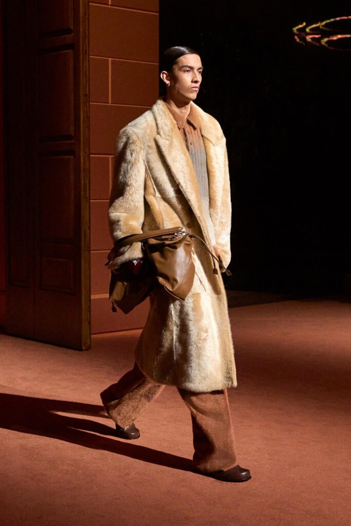 fendi donna nuova collezione sfilata milano moda donna per celebrare i 100 anni della maison italiana autunno inverno