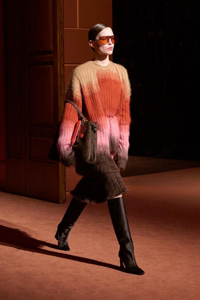 fendi donna nuova collezione sfilata milano moda donna per celebrare i 100 anni della maison italiana autunno inverno
