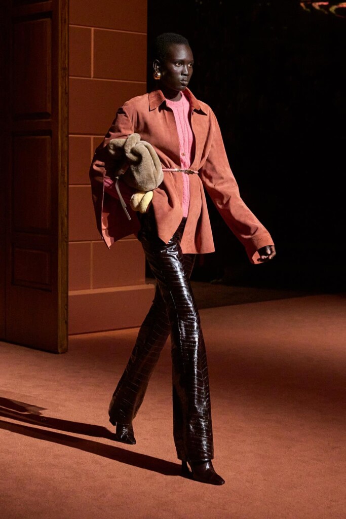 fendi donna nuova collezione sfilata milano moda donna per celebrare i 100 anni della maison italiana autunno inverno