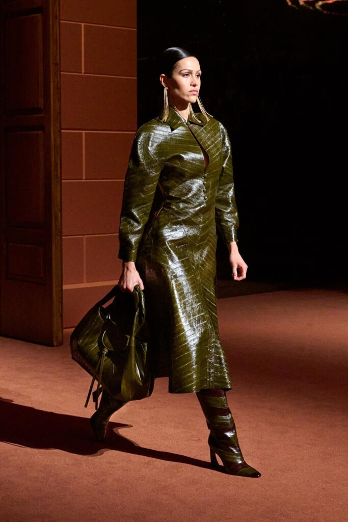 fendi donna nuova collezione sfilata milano moda donna per celebrare i 100 anni della maison italiana autunno inverno