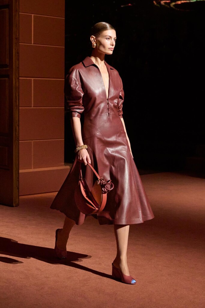 fendi donna nuova collezione sfilata milano moda donna per celebrare i 100 anni della maison italiana autunno inverno