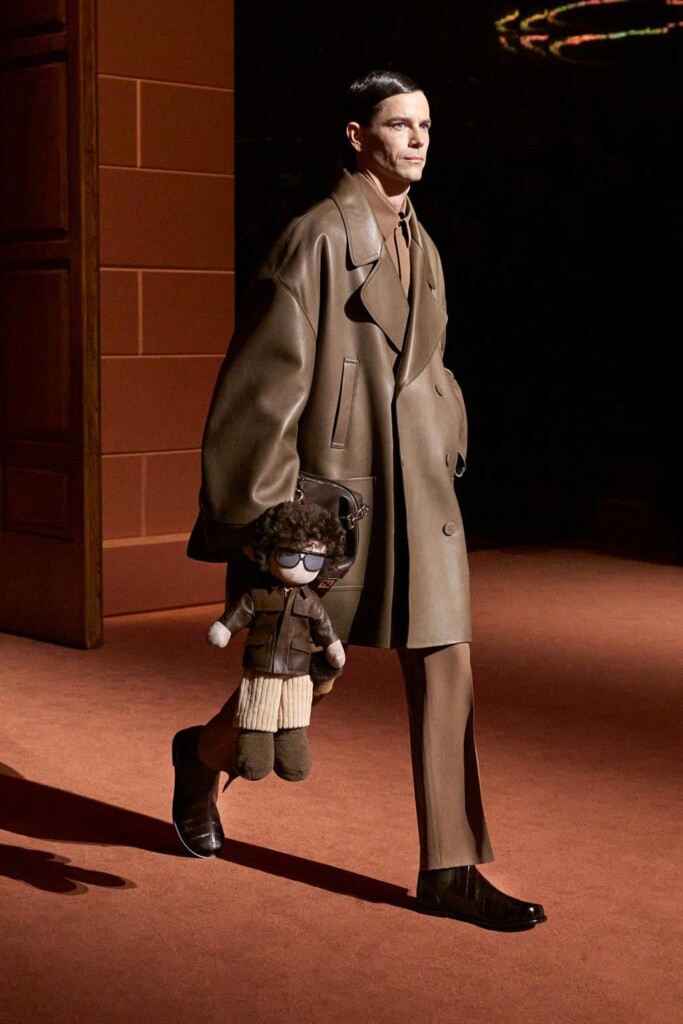 fendi donna nuova collezione sfilata milano moda donna per celebrare i 100 anni della maison italiana autunno inverno