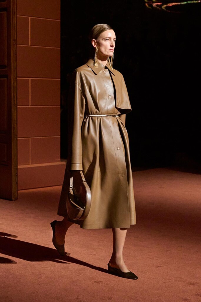 fendi donna nuova collezione sfilata milano moda donna per celebrare i 100 anni della maison italiana autunno inverno