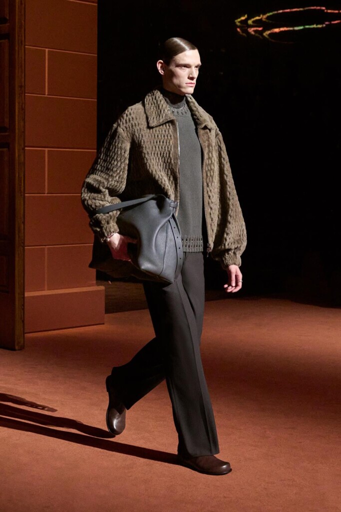 fendi donna nuova collezione sfilata milano moda donna per celebrare i 100 anni della maison italiana autunno inverno