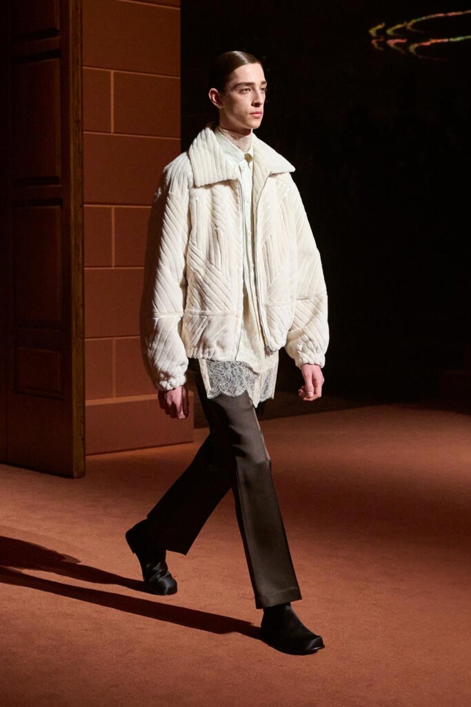 fendi donna nuova collezione sfilata milano moda donna per celebrare i 100 anni della maison italiana autunno inverno