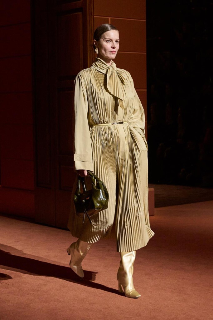 fendi donna nuova collezione sfilata milano moda donna per celebrare i 100 anni della maison italiana autunno inverno