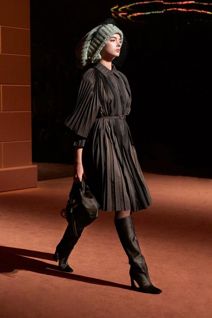 fendi donna nuova collezione sfilata milano moda donna per celebrare i 100 anni della maison italiana autunno inverno