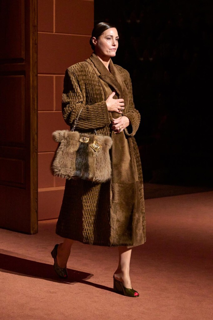 fendi donna nuova collezione sfilata milano moda donna per celebrare i 100 anni della maison italiana autunno inverno