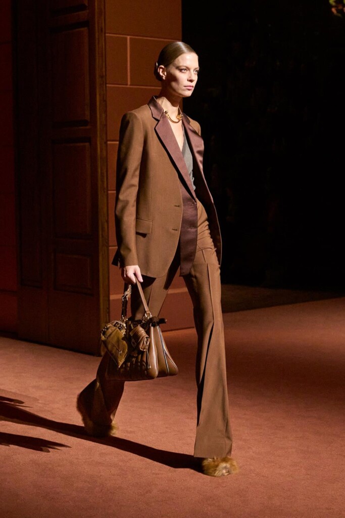 fendi donna nuova collezione sfilata milano moda donna per celebrare i 100 anni della maison italiana autunno inverno