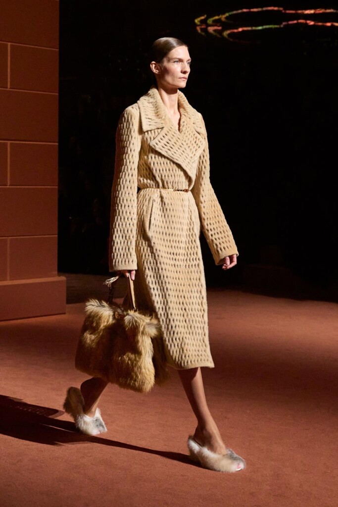 fendi donna nuova collezione sfilata milano moda donna per celebrare i 100 anni della maison italiana autunno inverno
