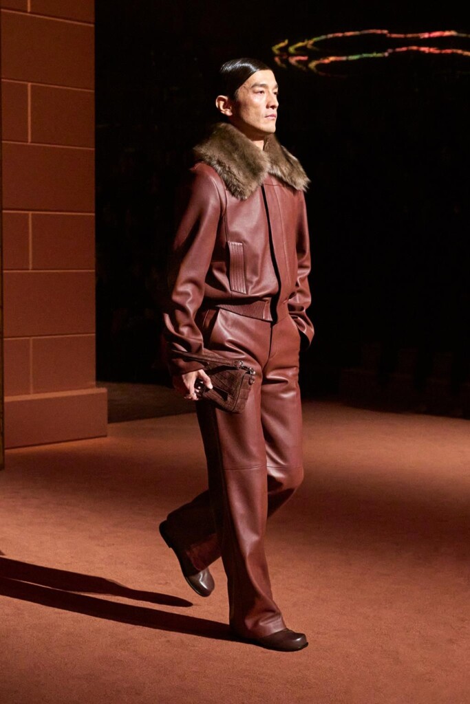 fendi donna nuova collezione sfilata milano moda donna per celebrare i 100 anni della maison italiana autunno inverno