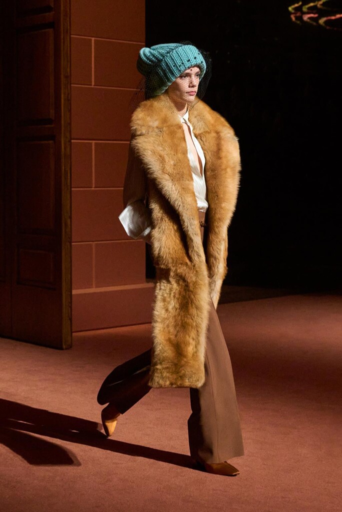 fendi donna nuova collezione sfilata milano moda donna per celebrare i 100 anni della maison italiana autunno inverno