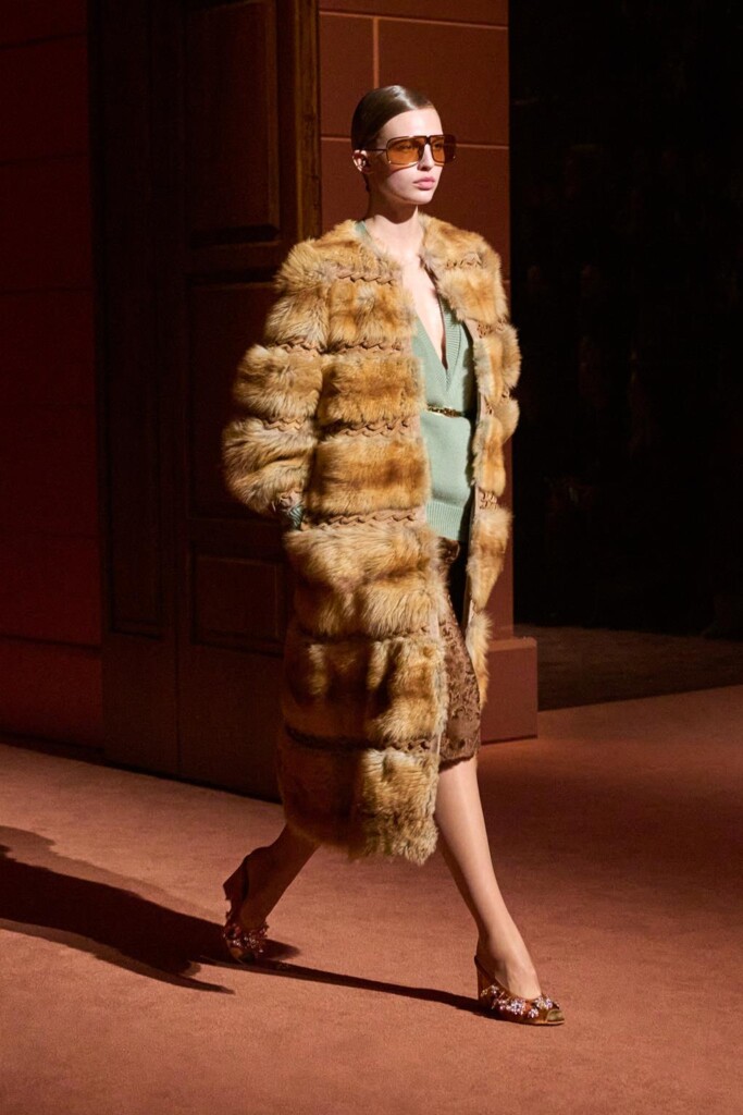 fendi donna nuova collezione sfilata milano moda donna per celebrare i 100 anni della maison italiana autunno inverno