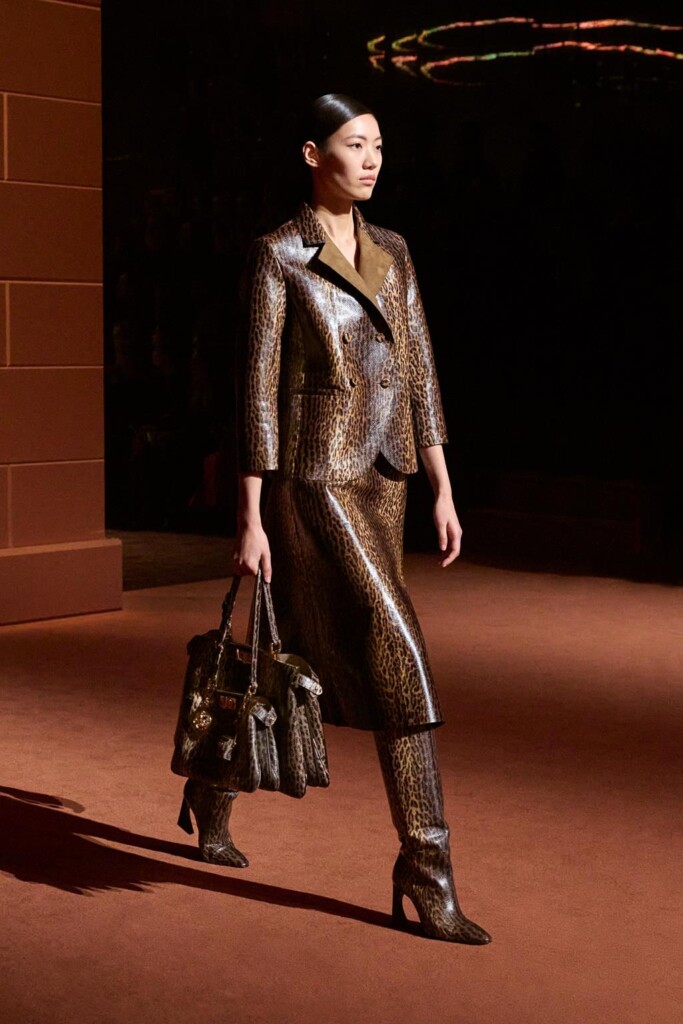 fendi donna nuova collezione sfilata milano moda donna per celebrare i 100 anni della maison italiana autunno inverno