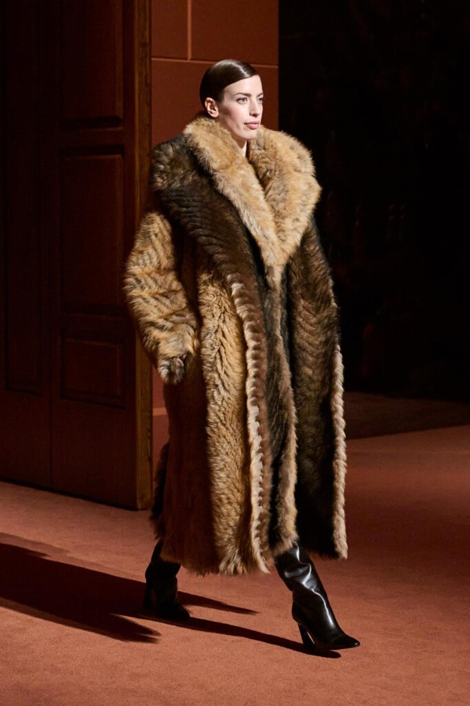 fendi donna nuova collezione sfilata milano moda donna per celebrare i 100 anni della maison italiana autunno inverno