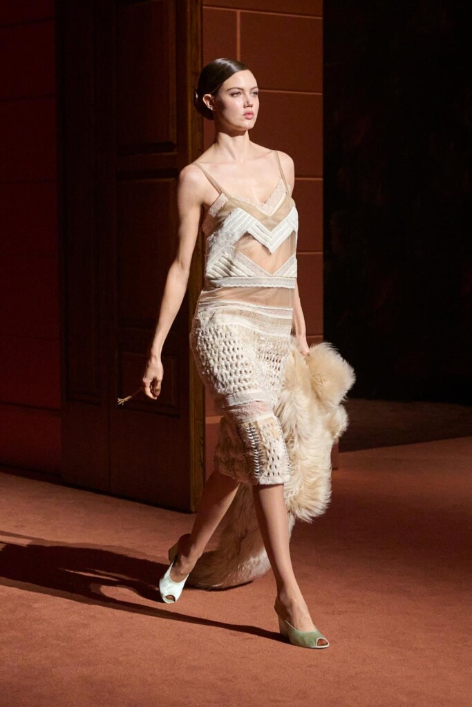 fendi donna nuova collezione sfilata milano moda donna per celebrare i 100 anni della maison italiana autunno inverno
