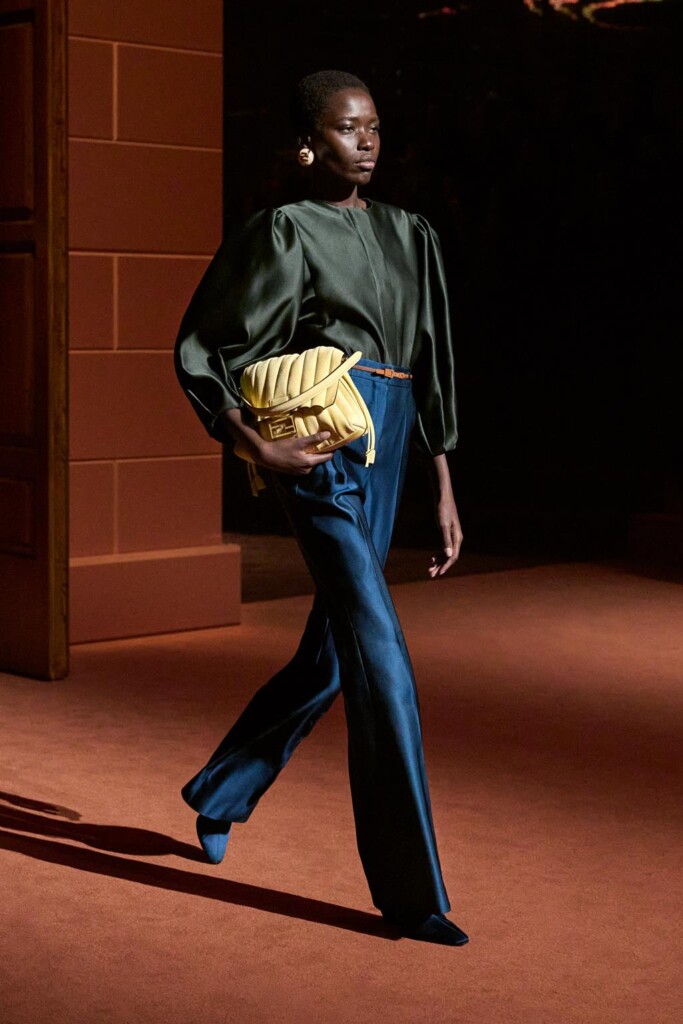 fendi donna nuova collezione sfilata milano moda donna per celebrare i 100 anni della maison italiana autunno inverno