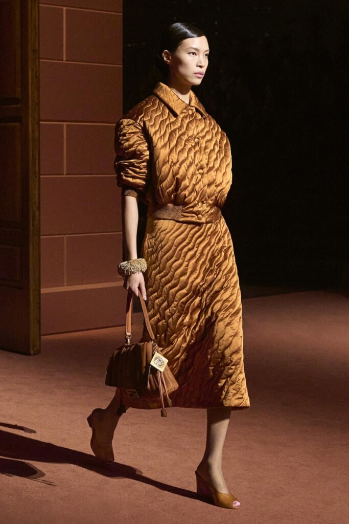 fendi donna nuova collezione sfilata milano moda donna per celebrare i 100 anni della maison italiana autunno inverno