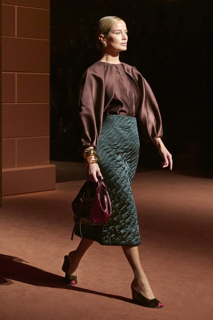 fendi donna nuova collezione sfilata milano moda donna per celebrare i 100 anni della maison italiana autunno inverno