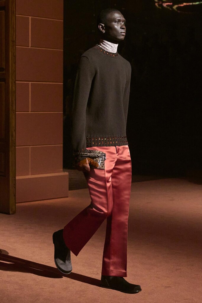 fendi donna nuova collezione sfilata milano moda donna per celebrare i 100 anni della maison italiana autunno inverno