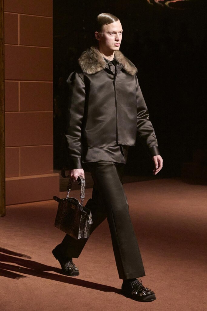 fendi donna nuova collezione sfilata milano moda donna per celebrare i 100 anni della maison italiana autunno inverno
