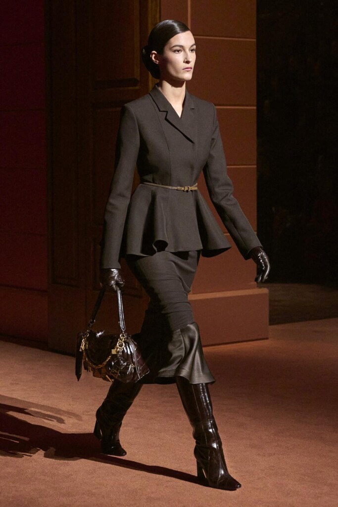 fendi donna nuova collezione sfilata milano moda donna per celebrare i 100 anni della maison italiana autunno inverno