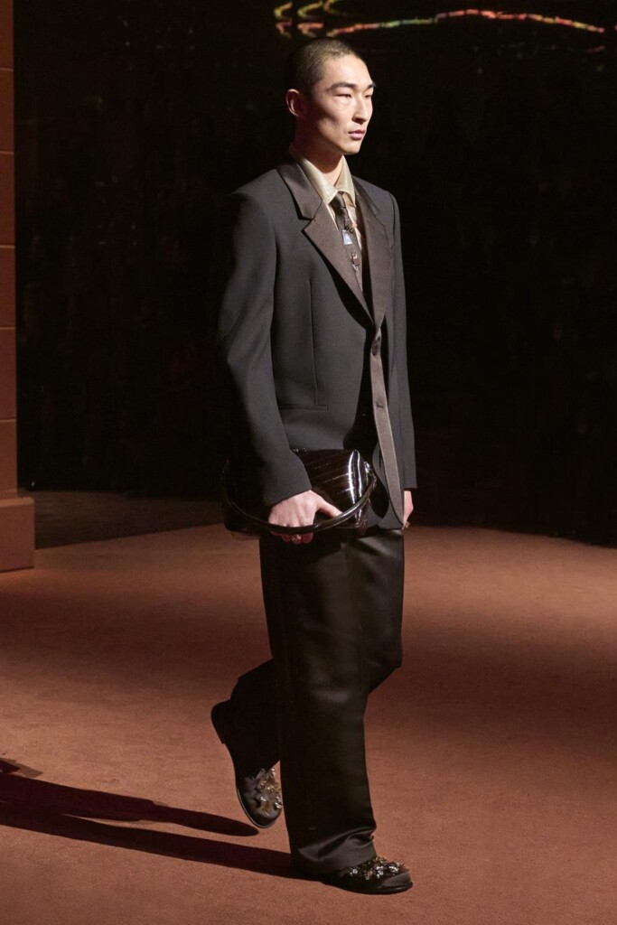 fendi donna nuova collezione sfilata milano moda donna per celebrare i 100 anni della maison italiana autunno inverno