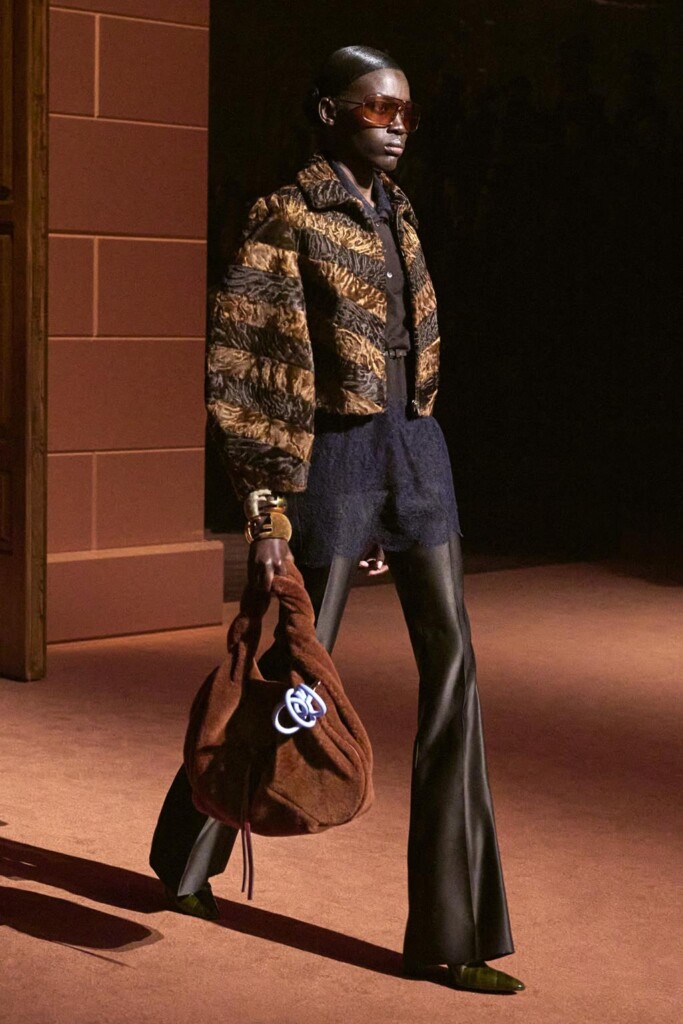 fendi donna nuova collezione sfilata milano moda donna per celebrare i 100 anni della maison italiana autunno inverno