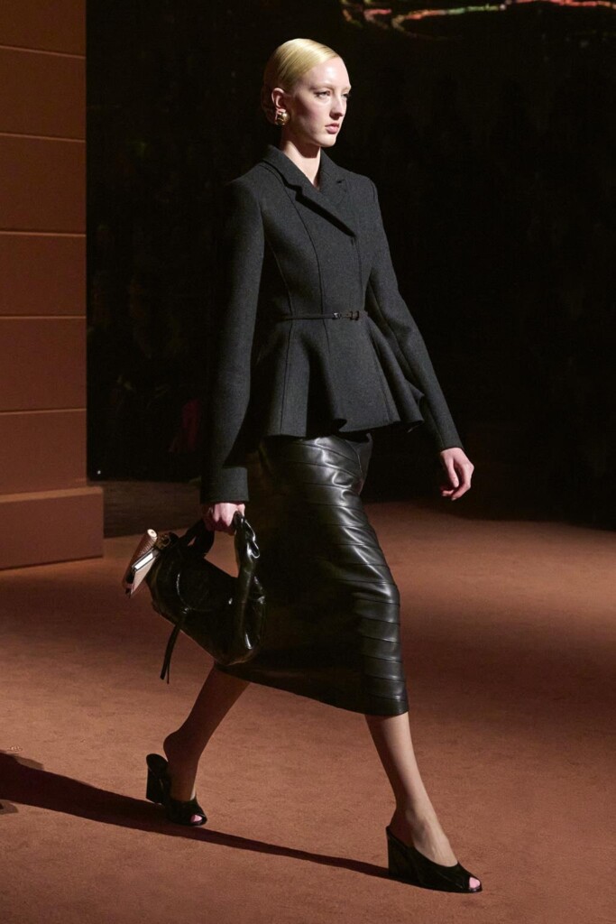 fendi donna nuova collezione sfilata milano moda donna per celebrare i 100 anni della maison italiana autunno inverno