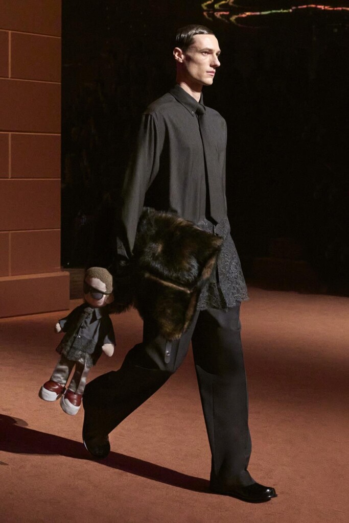 fendi donna nuova collezione sfilata milano moda donna per celebrare i 100 anni della maison italiana autunno inverno