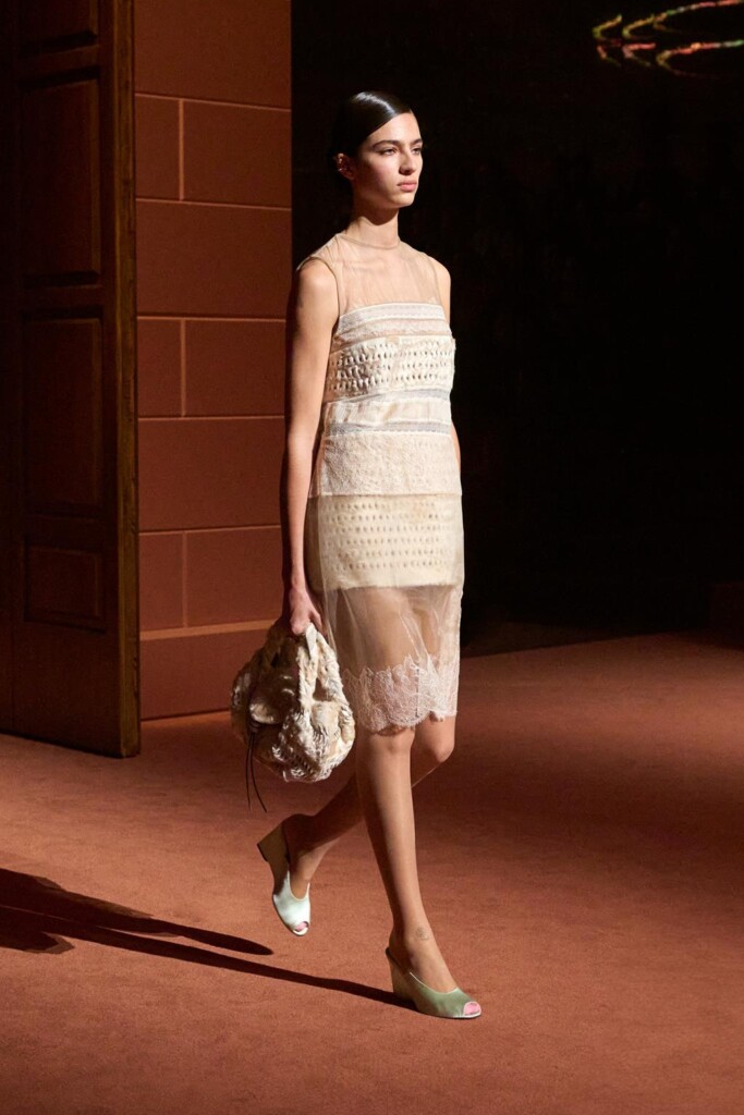 fendi donna nuova collezione sfilata milano moda donna per celebrare i 100 anni della maison italiana autunno inverno