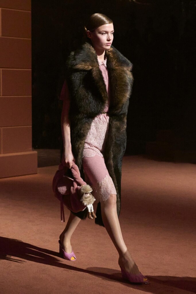 fendi donna nuova collezione sfilata milano moda donna per celebrare i 100 anni della maison italiana autunno inverno