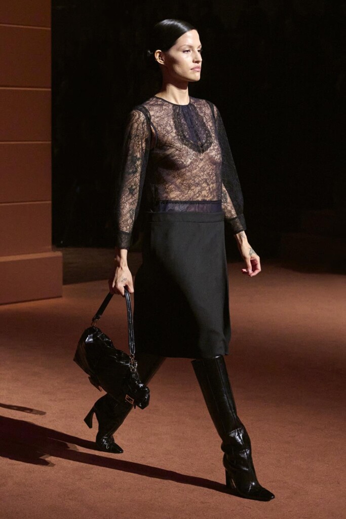 fendi donna nuova collezione sfilata milano moda donna per celebrare i 100 anni della maison italiana autunno inverno