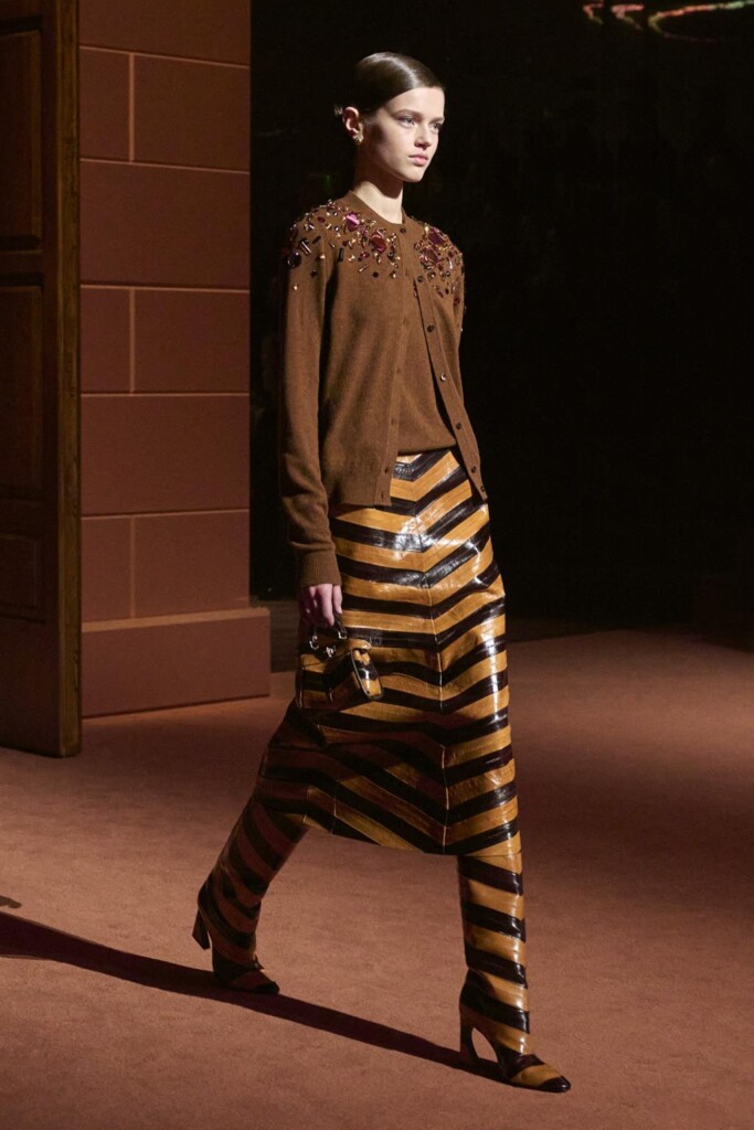 fendi donna nuova collezione sfilata milano moda donna per celebrare i 100 anni della maison italiana autunno inverno