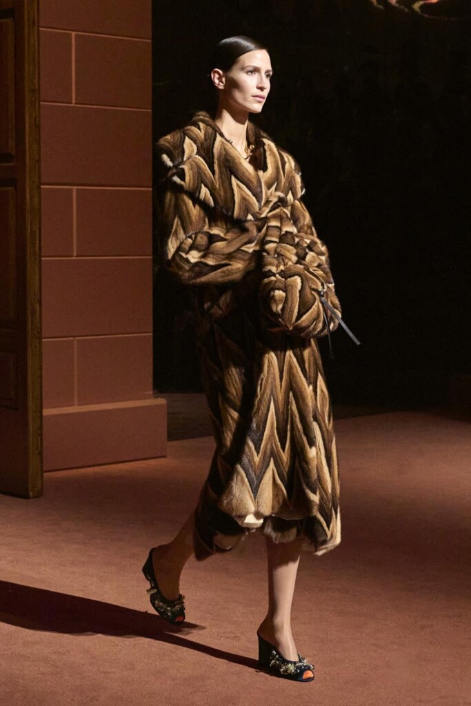 fendi donna nuova collezione sfilata milano moda donna per celebrare i 100 anni della maison italiana autunno inverno