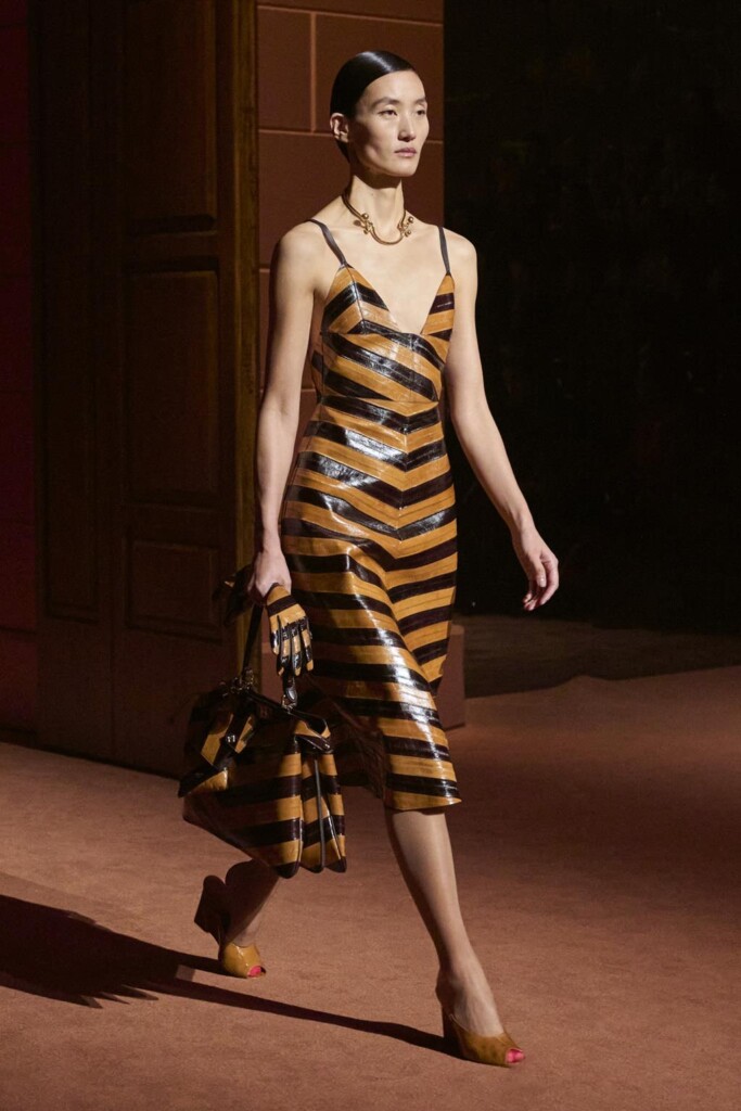 fendi donna nuova collezione sfilata milano moda donna per celebrare i 100 anni della maison italiana autunno inverno