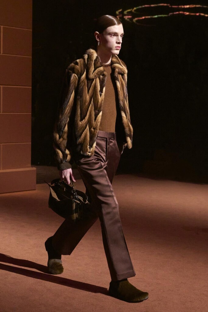 fendi donna nuova collezione sfilata milano moda donna per celebrare i 100 anni della maison italiana autunno inverno